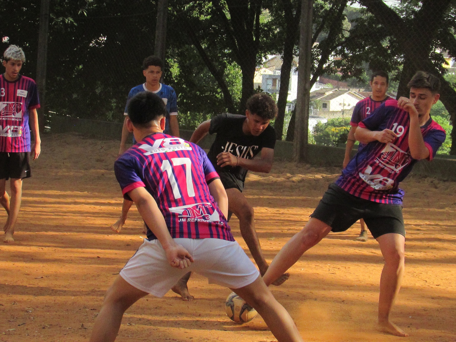 Disputa de bola na areia